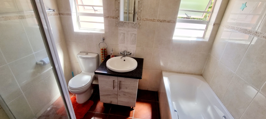 5 Bedroom Property for Sale in Beacon Bay North Eastern Cape